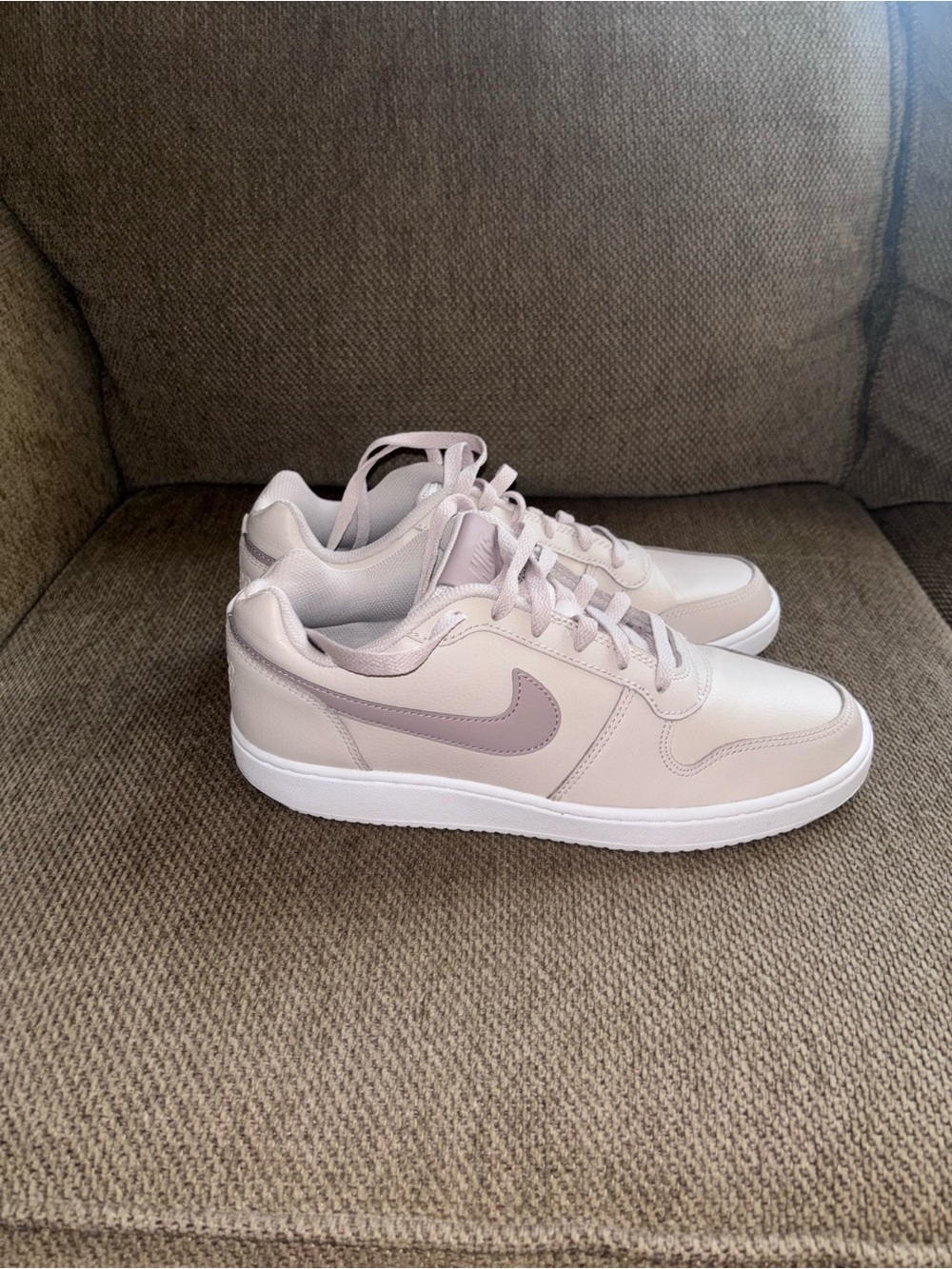AQ1779-002 Nike Ebernon Low
Desert Sand White Diffused Taupe (Women's)